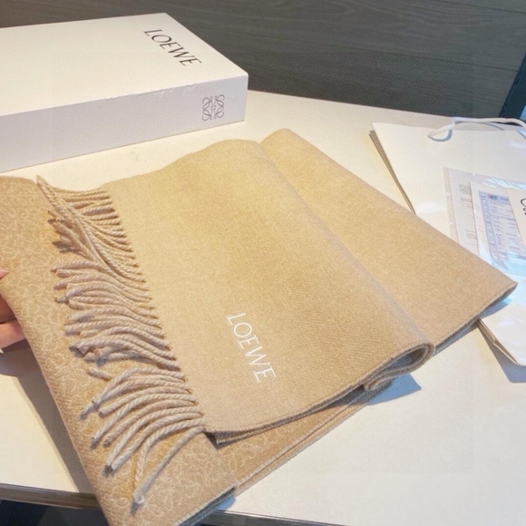 LOEWE's new cashmere and wool blended jacquard scarf - Picture 9 of 9